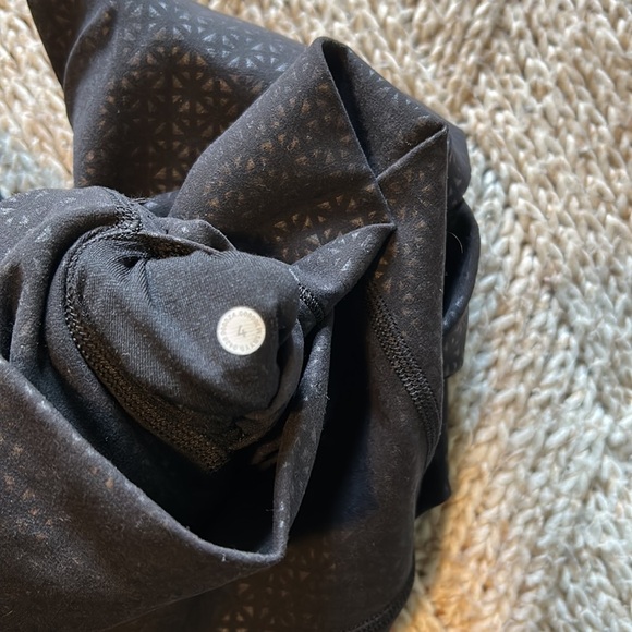 Lululemon black printed leggings - Picture 6 of 9